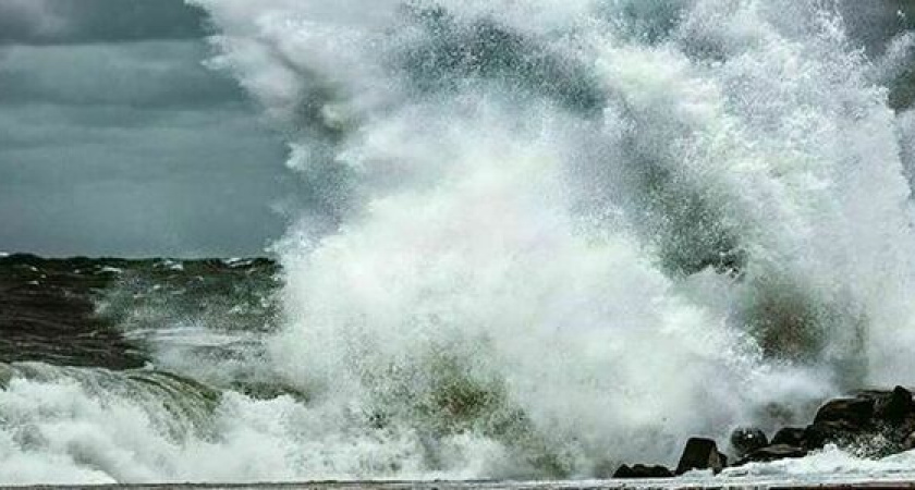 «Гигантские волны!» Мощный шторм сняли новороссийцы на видео