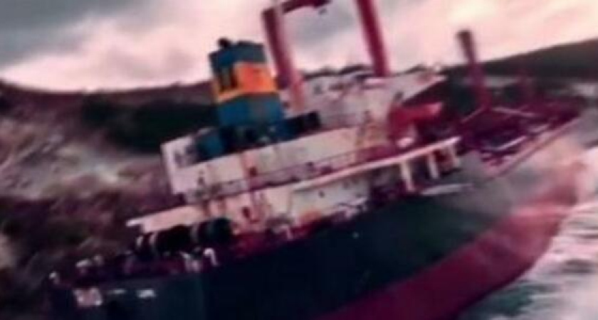 "Рассекая волны". Новороссийский видеограф снял позабытый всеми теплоход "Рио" с неожиданных ракурсов