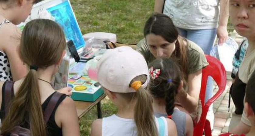 Выставка робототехники, аква-гримм и много сладостей: общественная организация «Мир без границ» провела праздник для детей в Новороссийске