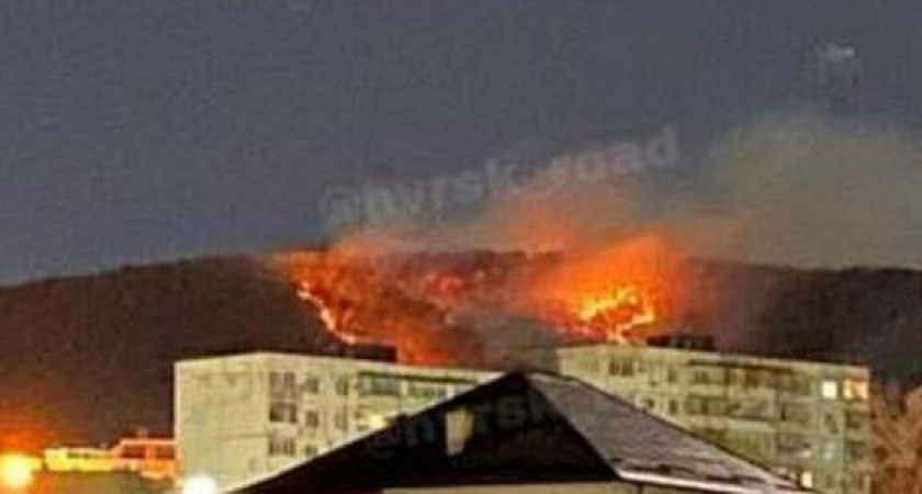 Новороссийцы сняли на видео крупный пожар на горе Кабахаха