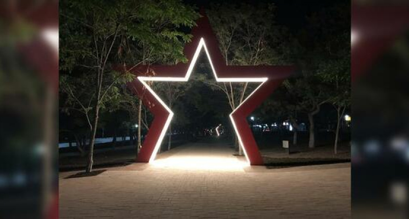 В Новороссийске в новом сквере Победы заработала ночная иллюминация (видео)