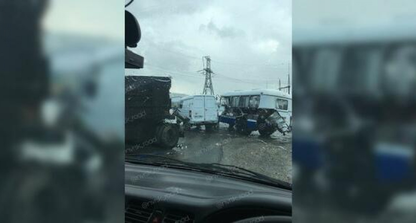 Новороссийцы сняли на видео столкнувшиеся ПАЗ и КамАЗ: в ДТП пострадал 55-летний мужчина