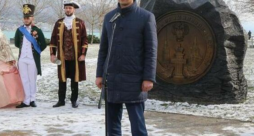 «Мы хотим воды, тепла и света!»: в Новороссийске открыли памятный знак «300 лет прокуратуре России». Горожане негодуют