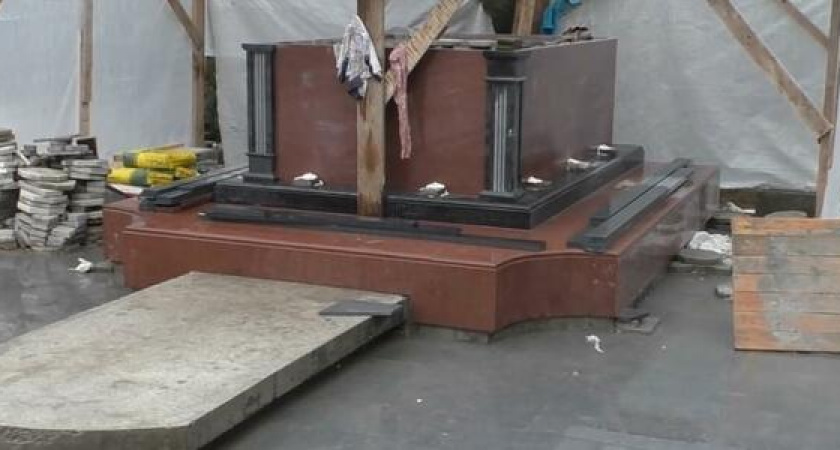 В Новороссийске, несмотря на непогоду, полным ходом идут работы по установке памятника губернатору Черноморской губернии