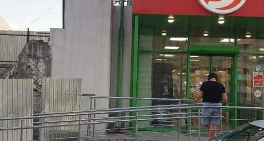В Новороссийске забор замороженной стройки перекрыл пандус для маломобильных граждан на входе в супермаркет