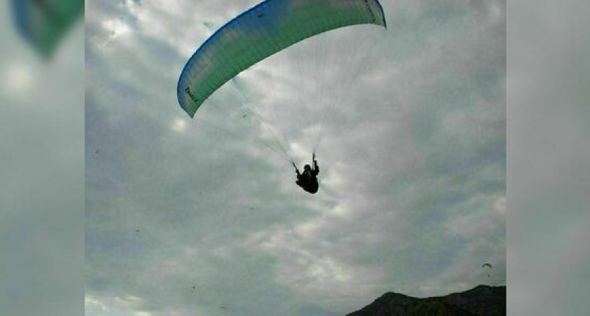 Под Новороссийском парапланериста унесло в море