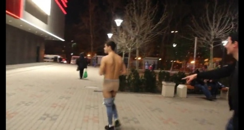 «Полная деградация!»: молодой человек разделся до трусов и прогулялся рядом с детской площадкой в Новороссийске