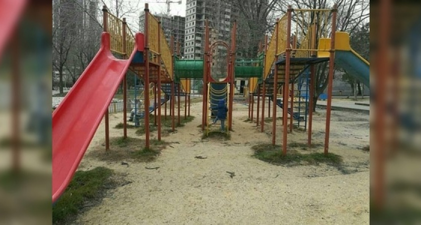 «Стыд и позор!»: жители Новороссийска пожаловались, что детская площадка в парке имени Фрунзе разваливается