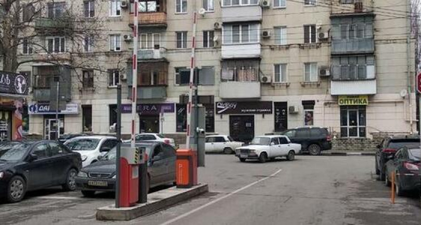 Платные парковки в центре Новороссийска не уберут. Но дворы могут закрыть