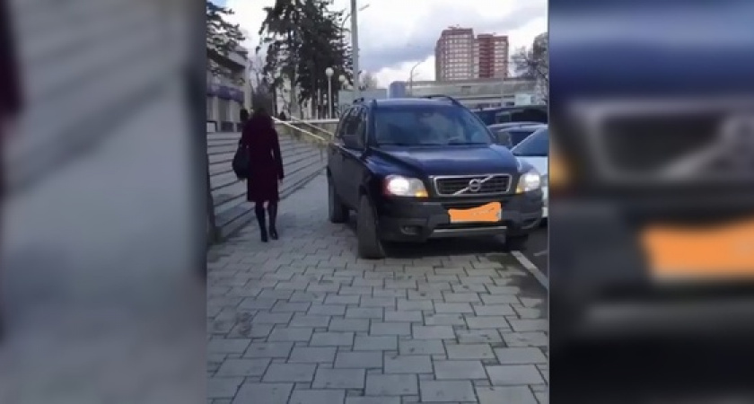 «Полиция, где вы?»: жители Новороссийска возмущены способами парковки автохамов в городе