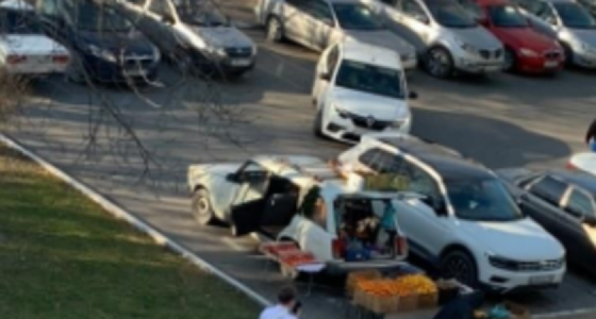 «Это нормально?!»: на парковочном месте для инвалидов у городской поликлиники торгуют фруктами и овощами