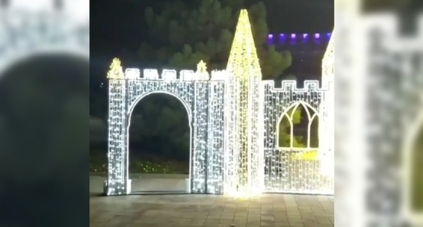В центре Новороссийска появился светящийся замок. Видео иллюминации