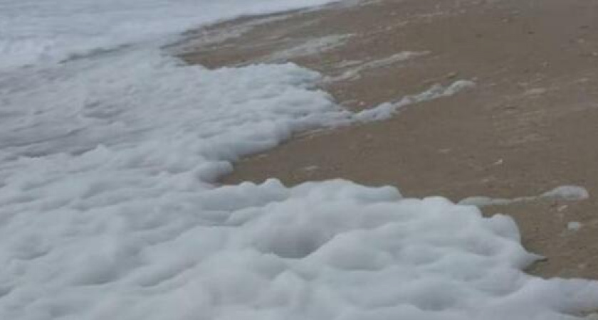 «В море насыпали «Тайд?»: побережье Анапы заметает морской пеной