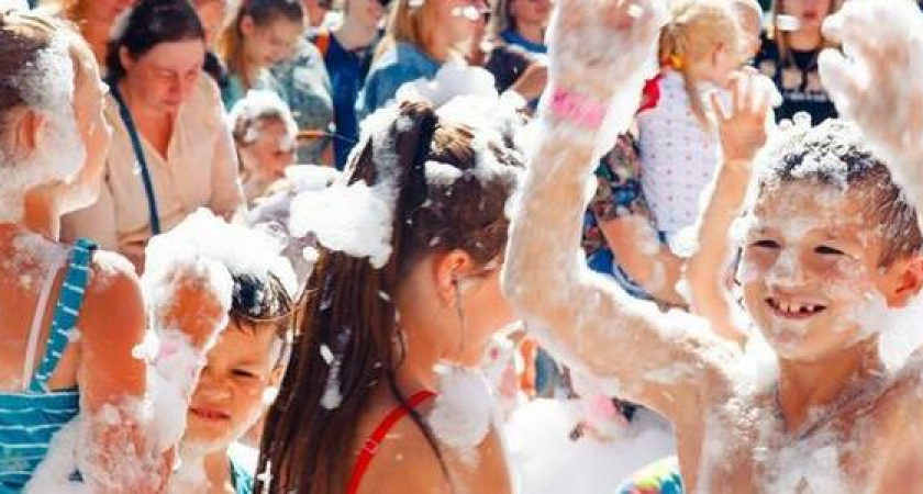 Пенная дискотека для детей и кино для взрослых: пляж «Кристалл» в Новороссийске ждет гостей