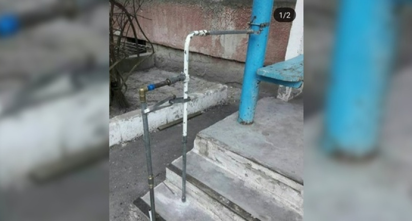 "Все для детей и пенсионеров!": в Новороссийске перила на крыльце подъезда смастерили из водопроводных труб