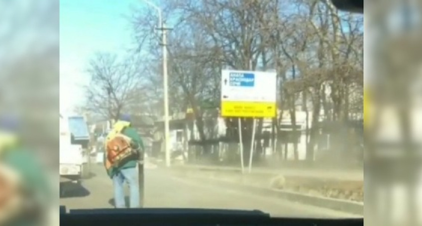 Автолюбители Новороссийска сняли на видео, как пыль с дороги сдувают на пешеходов