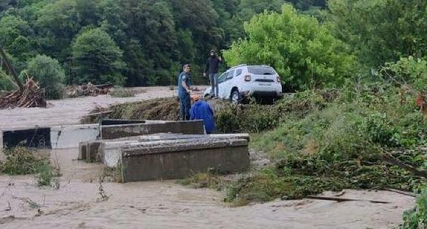 В Сочи смыло в море два автомобиля: в них находилось четверо взрослых и трое маленьких детей (видео с места происшествия)