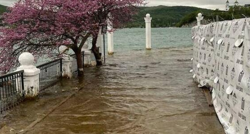 «Здесь все в воде!»: поселок Абрау-Дюрсо так и не смог оправиться от зимнего половодья (видео)