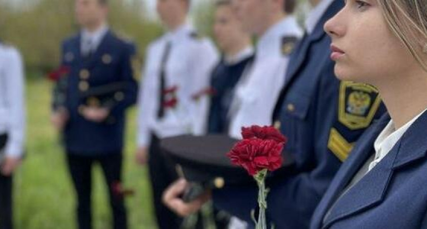 6 мая в память о героях Великой Отечественной Войны к братской могиле, расположенной на территории Ушаковки, легли красные гвоздики