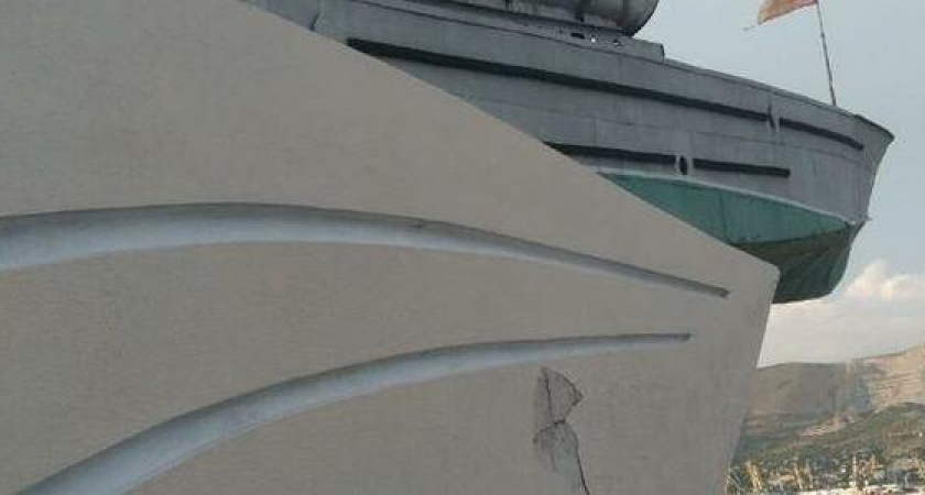 «Флаг в клочья, постамент – в трещинах»: новороссийцы пожаловались на состояние памятника «Торпедный катер»