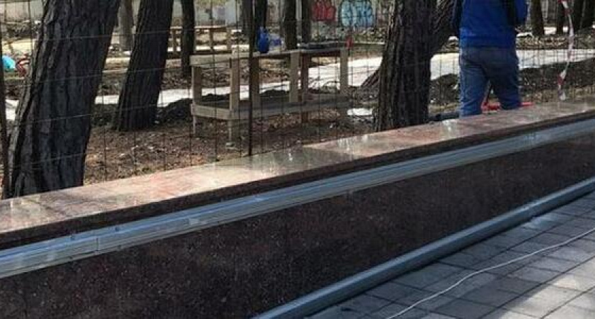 «Невероятная глупость и бесхозяйственность!»: в Новороссийске в парке Фрунзе мраморный парапет обшивают деревом