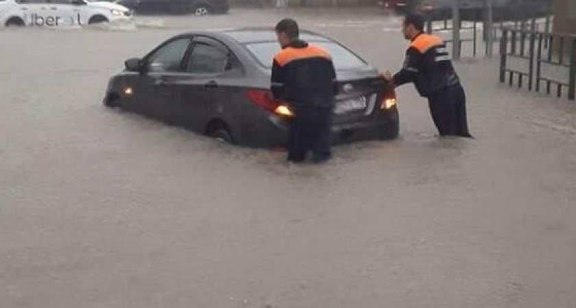 Плавали КамАЗы и легковушки: Восточный район Новороссийска сегодня утром «утонул»