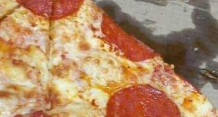 Жительнице Новороссийска привезли пиццу с тараканом