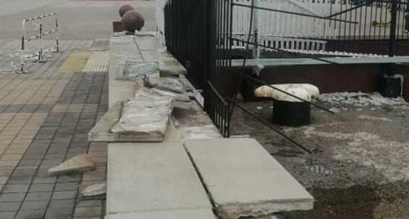 Ураган подорвал плиты парапета на набережной Новороссийска, который был отремонтирован меньше года назад