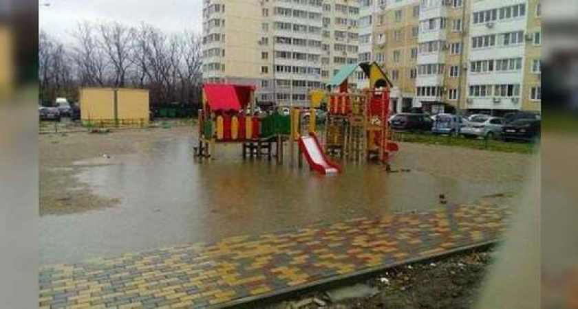 "Бесплатный аквапарк": во время дождя в Новороссийске тонет детская площадка