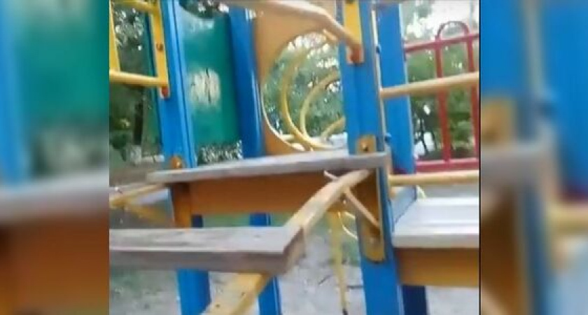 Неадекватные подростки разломали детскую площадку в Гайдуке