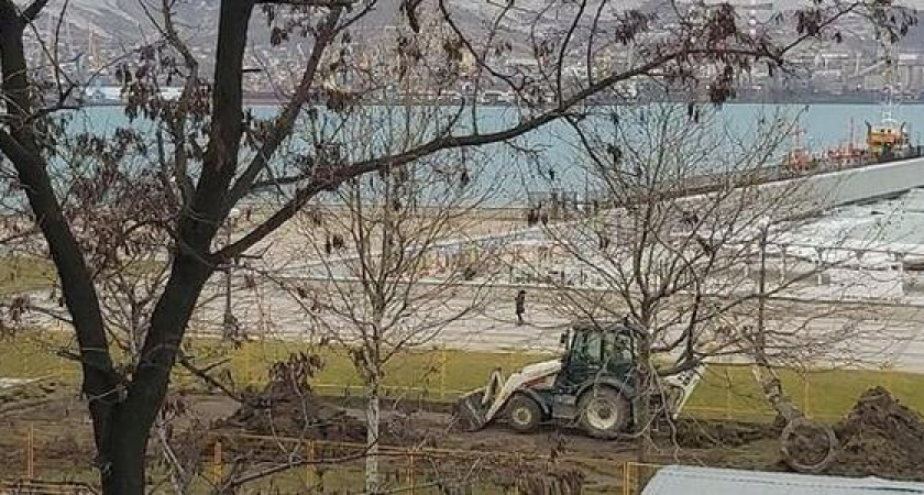 На Набережной Новороссийска начали строить детскую площадку в морском стиле
