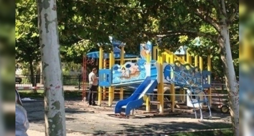 Новороссийцы крайне недовольны новой детской площадкой, установленной на «Нептуне»