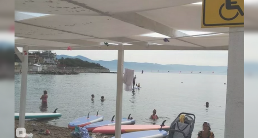 Сапсерферы заняли пляж для инвалидов в селе Мысхако под Новороссийском