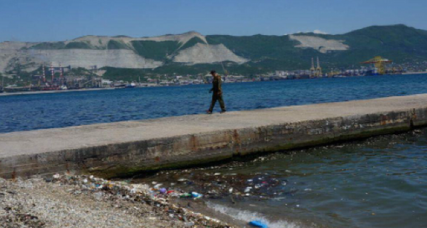 Пакеты, бутылки и башмаки: пляжи Новороссийска утопают в мусоре