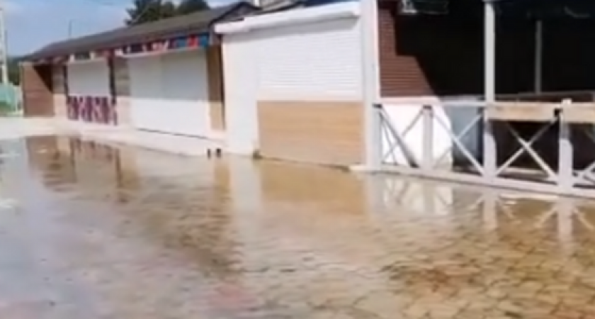 «Совсем не дождевой водичкой пахнет!»: по пляжу в Южной Озереевке под Новороссийском течет канализация