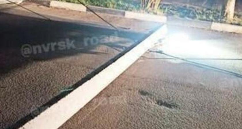 В Новороссийске легковушка на скорости снесла бетонный столб (фото и видео)