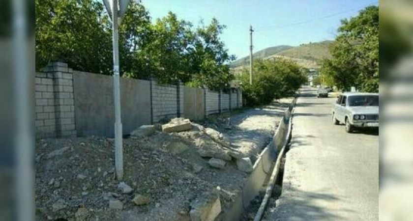 Жители одной из улиц Новороссийска уже месяц не могут выгнать машины из гаражей