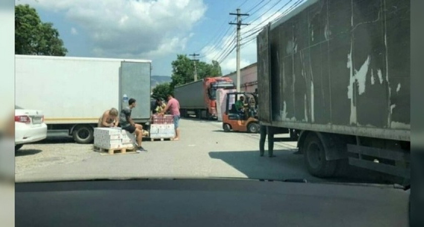 Новороссийцы пожаловались, что на одной из улиц разгрузочные работы ведутся прямо посреди проезжей части