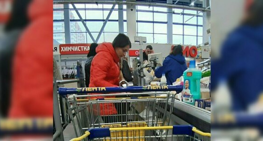 «Героев нужно знать в лицо!»: жительница Новороссийска купила продукты незнакомой пожилой женщине в гипермаркете