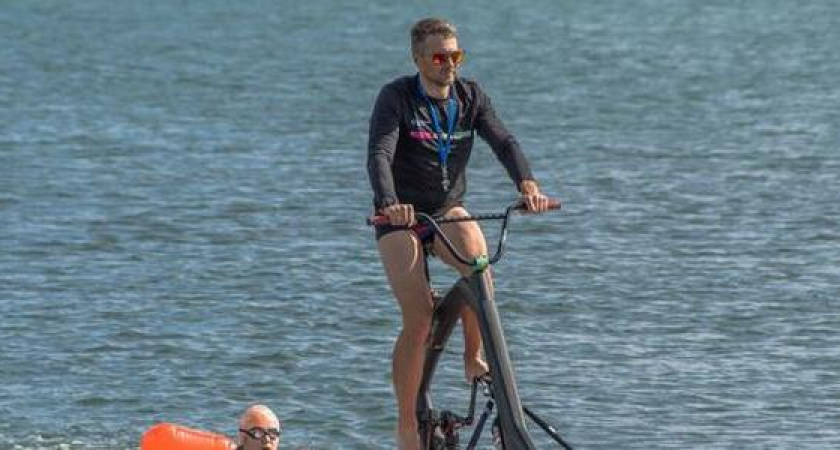 "Что ты такое?!": в море Новороссийска замечен "сапосипед"