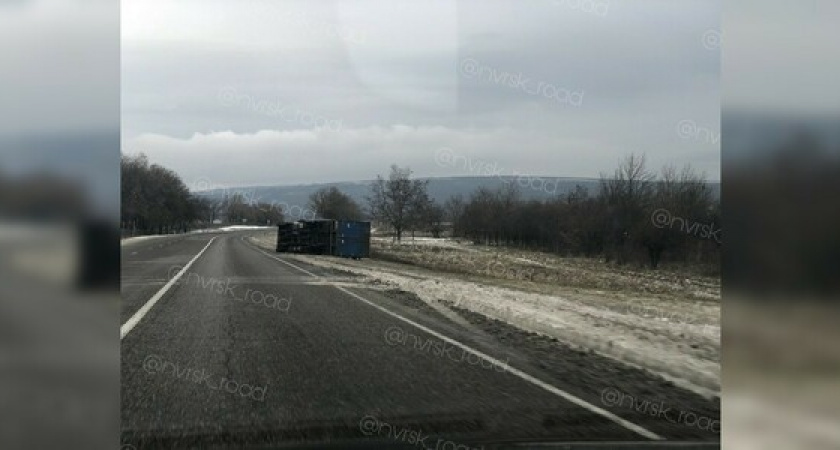 Опрокинутые фуры и поваленные деревья: горожане продолжают обсуждать последствия урагана в Новороссийске и его окрестностях