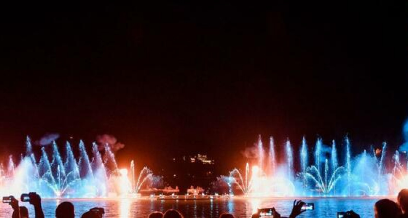 Стало известно, когда на озере Абрау пройдет последний концерт танцующего фонтана