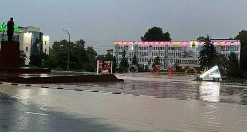 Ливневки били фонтанами, а улицы ушли под воду: как Новороссийск пережил ночной ливень - 10 фото и видео