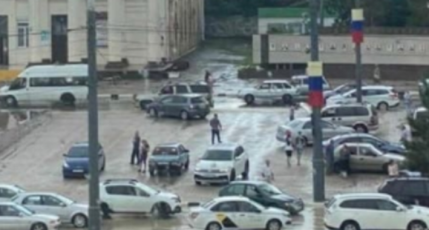 Автомобилисты Новороссийска спасались от потопа на аллеях и тротуарах: хамство или вынужденные обстоятельства?