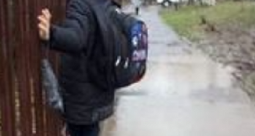 В Новороссийске дети ходят в школу по заборам. Подборка самых проблемных мест в городе после ливней