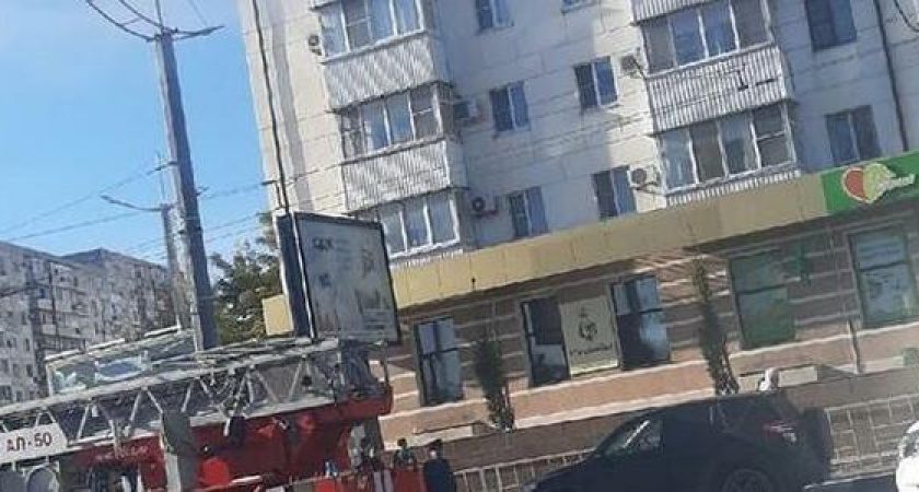 В Новороссийске на проспекте Ленина загорелась квартира: эвакуировано 50 человек