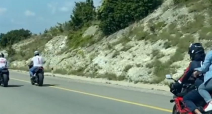 "Выходи за меня!": мотоциклист утроил перфоманс для своей возлюбленной прямо на трассе под Новороссийском