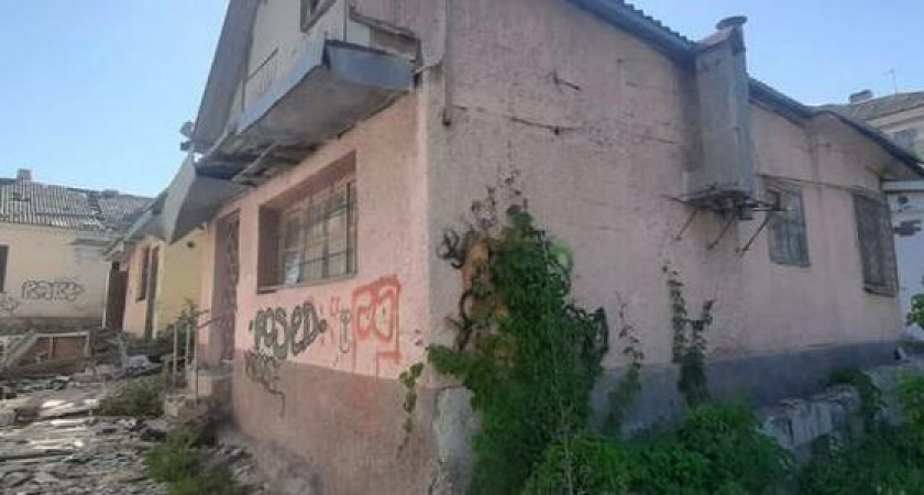В центре Новороссийска снесут заброшенный дом-притон