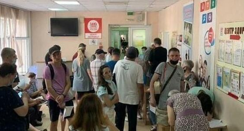 «Согнали людей, как стадо!»: жители Новороссийска жалуются на огромные очереди на прививку от коронавируса