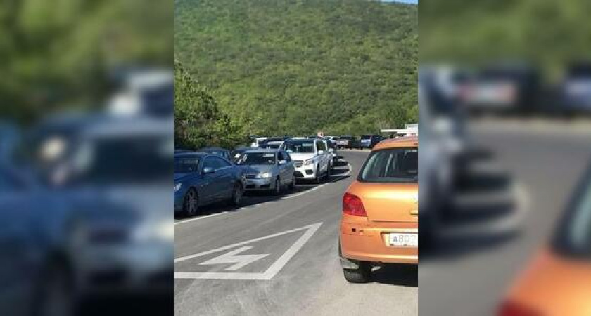 На выходных на Кубани все ринулись на море - по дороге к побережью выстроились огромные пробки